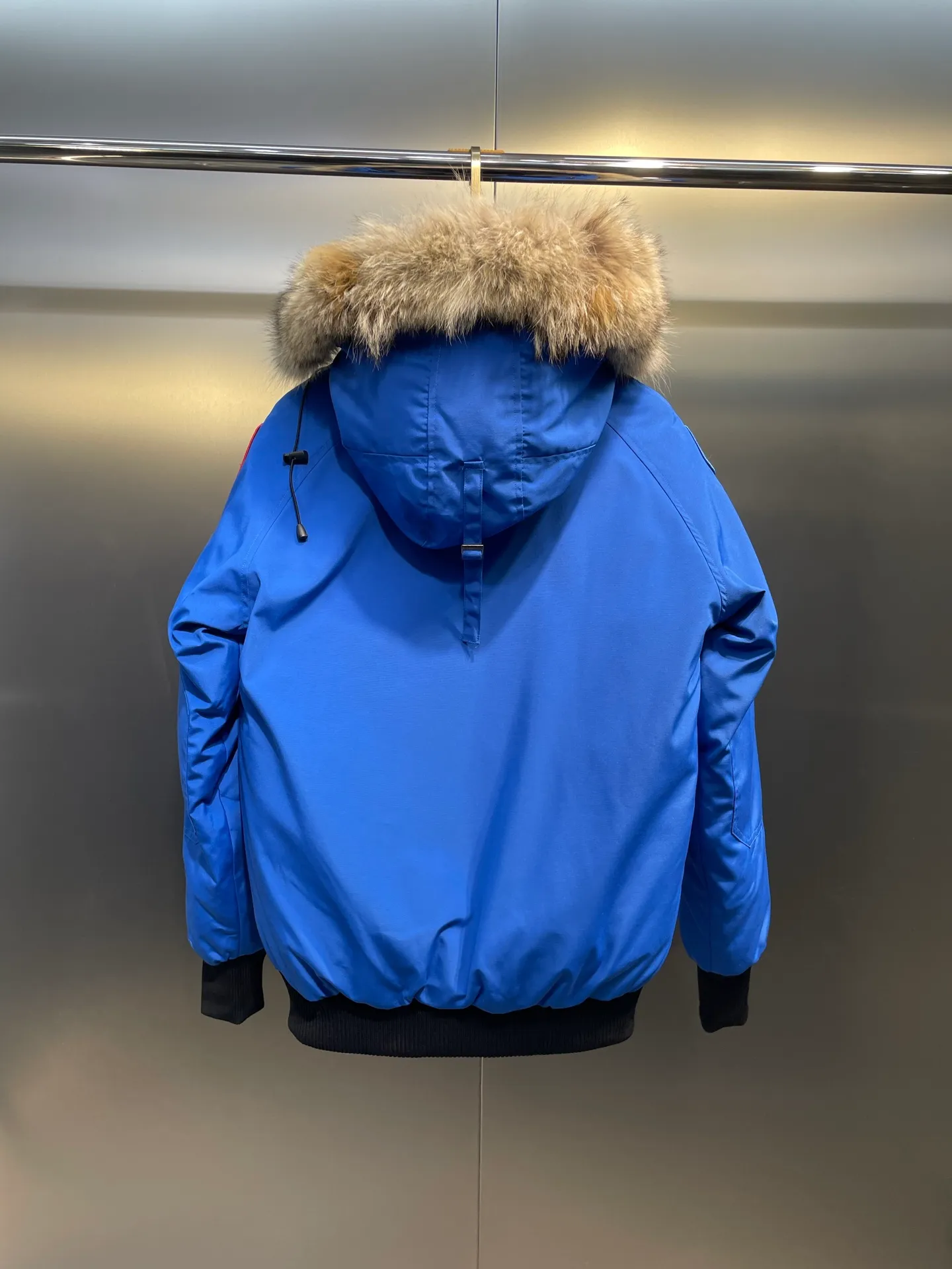 P780 high-end version Canada Goose Canada Goose #Chilliwack 7999M bomber jacket short down jacket/01 model #Men and Women Same Style# ➖ Genuine synchronous anti-counterfeiting chip sensor! ➖ Imported 21S polyester-cotton blended original fabric [last year’s 16S/18S hard fabrics have been completely eliminated, this year all use 21S genuine synchronous fabrics, the soft mid-strap feels delicate and textured], genuine synchronous Feather-Light 10D waterproof coating fabric, made of 84.5 polyester fiber and 15.5 cotton, 100% the best feel in the entire network! ➖ The genuine official website is synchronized with the national standard 80 white duck down, you can check the official website customer service, there will never be a series of misleading claims such as 90 down or goose down! ➖ Using the best nylon lining with double double-layer sealing design, velvet-proof No. 7 needle + grid-filled down ready-made garments, there is 100% no so-called velvet running! ➖ The cuffs are designed with thickened seamless threads, and the collar and pockets are lined with top-quality polar fleece to keep you warm and comfortable! ➖ Yoshida YKK provides original custom-made electroplated sliders. YKK two-way lockable zippers are tight and smooth and will not peel off paint! ➖ 3M composite guarantees that the Velcro is the same as the original, durable, and all accessories and hardware are custom-made! ➖ Imported BEHRINGER embroidery machine to customize the 10,000-needle embroidery logo, 98% of which can be reproduced to restore the original logo. You can check and compare on the official website! ➖ The fur collars are all made of large pieces of Western Canadian blue wolf hide, ensuring that each fur collar is 13-15cm wide!   Size:XS-XXL